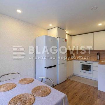 Продаж невеликого будинку в центрі Києва вул. Уласа Самчука,35