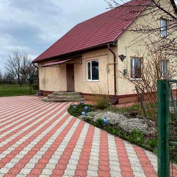 Продам без комісії житловий будинок 162 м кв двоповерховий на ділянці 15 соток смт. Корнин Житомирська обл.