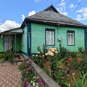Продам два будинки в одному дворі