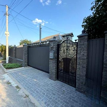 продаж (1\2) будинку з окремим входом. у центрі міста Василькова