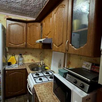 Продаж 2-х кім квартири , р-н трейд парку, цегляний будинок, не кутова, газове опалення індивідуальне. Продаж із меблями та технікою.
