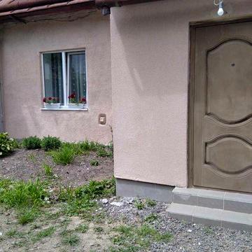 2 кімнатна квартира (частина будинка) власний двір, поруч центр