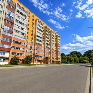 Простора 3-кімнатна квартира з панорамним видом на озеро Чеха ,цегляний будинок «Сумбуд»