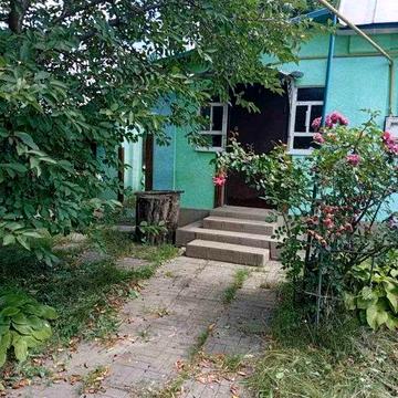 Житловий будинок з господарськими будівлями