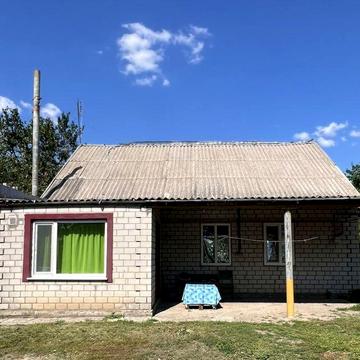 Цегляний будинок та земельна ділянка