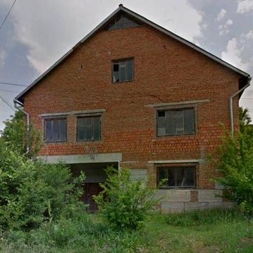 Продаж дуже великого будинку