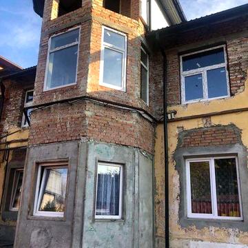 Продаж трирівневої квартири будинкового типу на вул. Остряниці