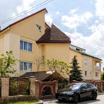 Продаж вишуканого окремостоячого будинку з сучасним ремонтом у м. Брюховичі