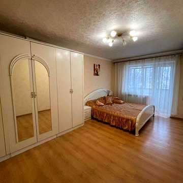 Пропоную купити 2-кімнатну квартиру в центрі, вул. М.Грушевського 67.