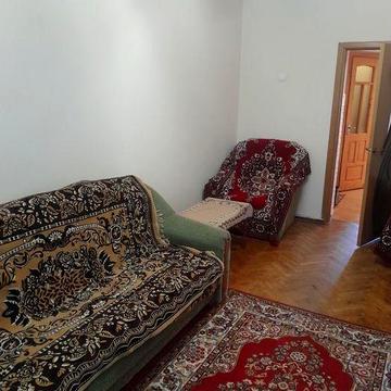Продається 1-кімнатна квартира,  майже в центрі з простором терасою.