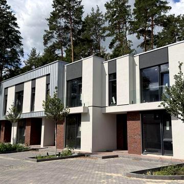 Продаж таунхаусу в закритому котеджному містечку в оточенні лісу, є розтермінування.