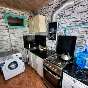 1кімн,2 поверх, є гаряча вода (газ колонка)