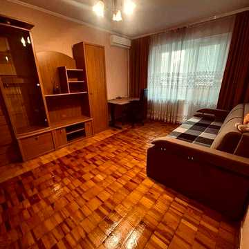 Перша здача! Простора 1-кімнатна квартира біля метро Позняки. Вільна!