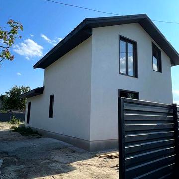 Великий двохповерховий, біля лісу. Будинок СТ Озерце