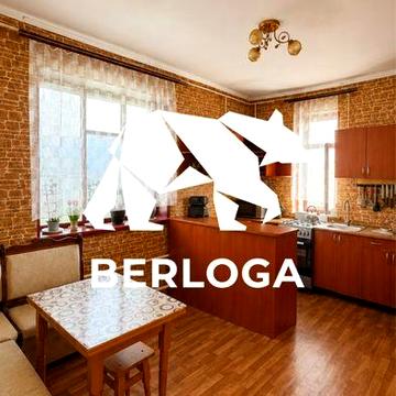 Продаж двох будинків на ділянці
