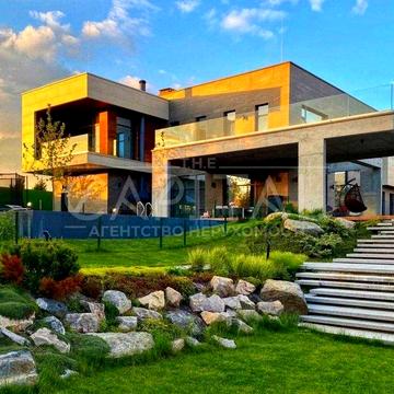 Продаж сучасного будинку у стилі Hi-tech загальною площею 574 кв.м. на березі озера. Розташований у котеджному містечку Сонячна Долина