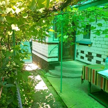 Продаж 1 поверхового будинку з верандою і ділянкою на 10 соток, 81.1 кв. м, 4 кімнати, м.Ладижин