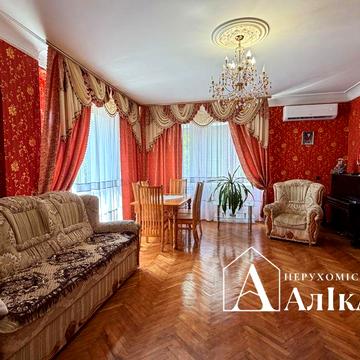 Продам великий будинок з ставком біля міста!