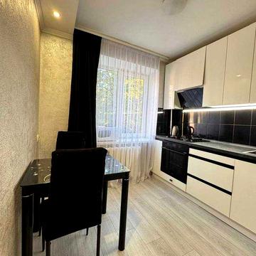 Продається 2-кімнатна квартира 54 м² у цегляному будинку на Ювілейному, середній поверх, укомплектована. Можна під Держпрограми
