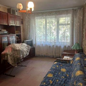 ЮВІЛЕЙНА, продаж Двокімнатноі квартири на 1 поверсі під ремонт, не кутова, двостороння, є діючі лічильники на все. Зручно поряд з АТБ, брєжнєвка