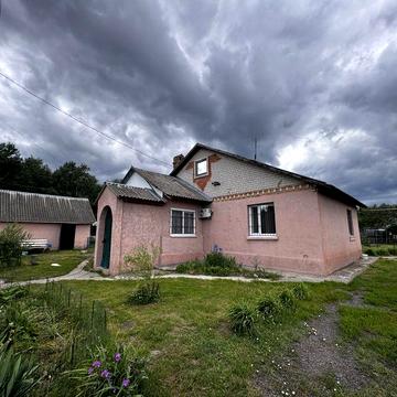Будинок в селі 70 км від Київа
