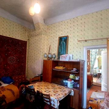 Продам 2-кімнатну квартиру. Пл.Шевченка,5/14.