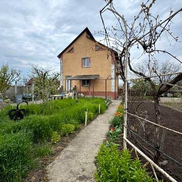 Міцний капітальний будинок неподалік моря