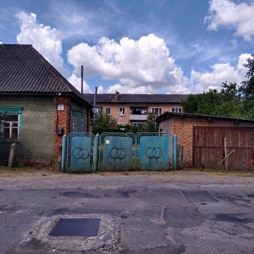 Продам пів будинку та земельну ділянку в Миргороді. Центр міста.