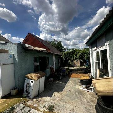 Будинок з великою ділянкою у Великодолинському