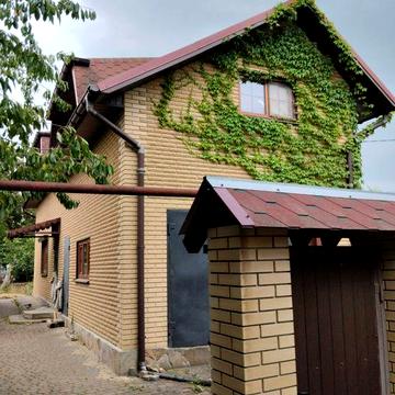 Два будинки на одній ділянці