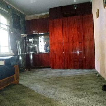 Частина будинку та недобудова в одному дворі