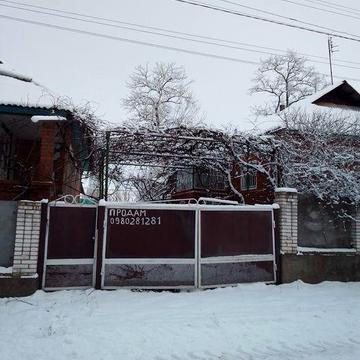 Два будинки на одній тереторії у центрі  с. Губник