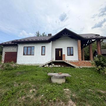 Просторий будинок з терасою