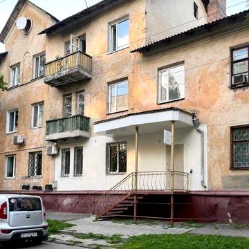 Продам 2 кіматну "Сталінку" та гараж в Центрі Кременчука