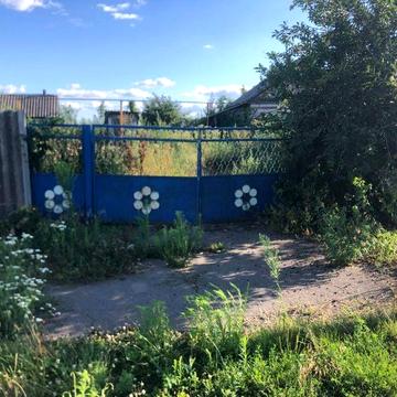 Продається будинок і земельна ділянка.