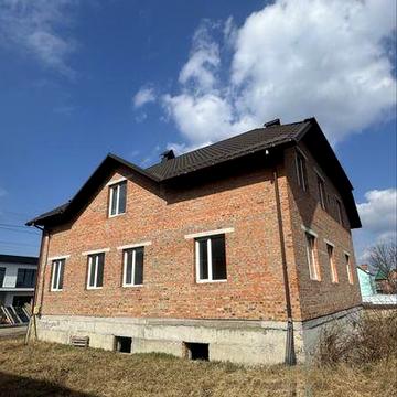 Продаж окремого будинку для великої родини .