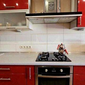 Продам простору 2 кімнатну квартиру з кухнею-вітальнею. Черемушки, вул. Старицького