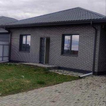 Будинок від власника
Комунікації: Асфальтована дорога, Електрика, Вивіз відходів, Каналізація септик, Центральний водопровід