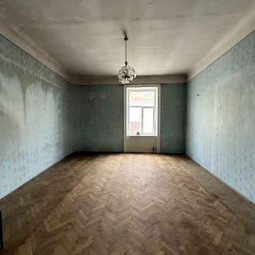 2 кімнатна квартира в центрі міста.