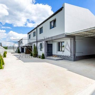 Продаю просторі дуплекси 128м2 з усіма комунікаціями простора тераса 2.5сотки Розвинена інфраструктура Юрівка