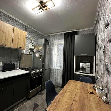 Продаж 2кім в цегляному будинку