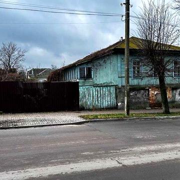 Продам або обміняю на авто, будинок із земельною ділянкою у м. Глухів, у центрі міста.