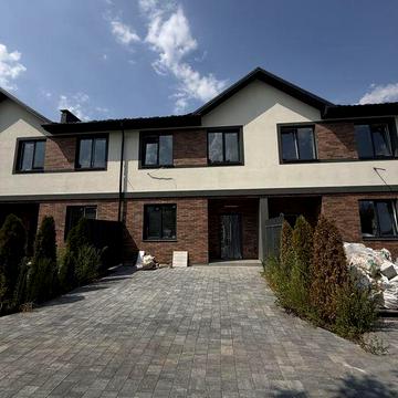 Продам таунхаус з новим, сучасним ремонтом поруч з державною школою. Газ, центральні комунікаціі .