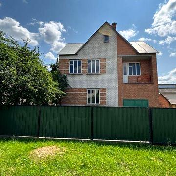Продам двоповерховий будинок-новобудову з гаражем у місті Лубни