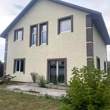 Будинок між лісом та горою