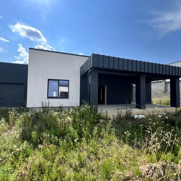 Продам будинок з міськими комунікаціями та з гаражем + газ, район Ювілений позпду Дріади, асфальтований заїзд.