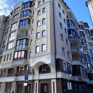 Стрітенська 18 центр парковка у дворі