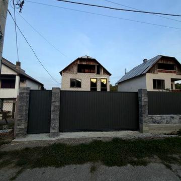 Продається будинок,3поверхи , готова ванна кімната, світло , вода