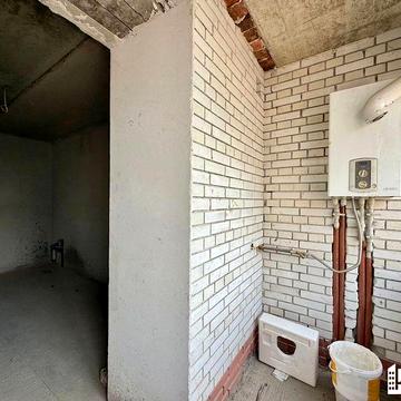 Здана 3 кім з наповненням 4 поверх ,біля центру міста