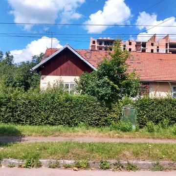 ПРОДАЄТЬСЯ ПІВОСОБНЯК  В центрі міста Коломиї